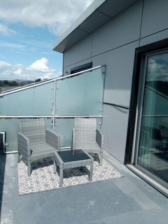 2 bed Apartment to rent Image 11