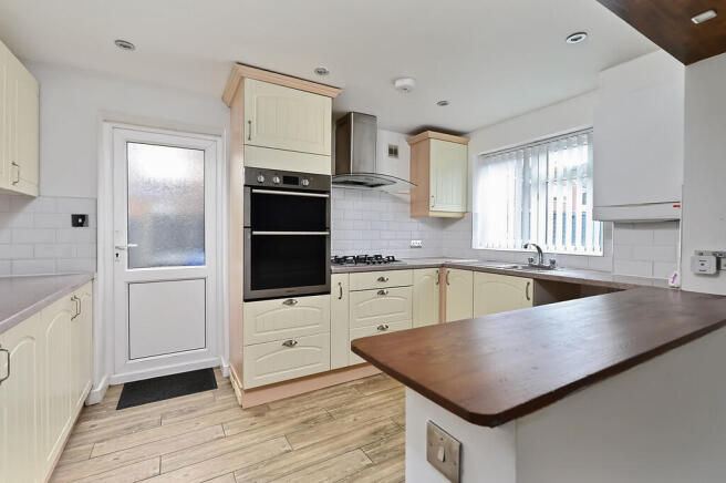 6 Romsey Close (7...
