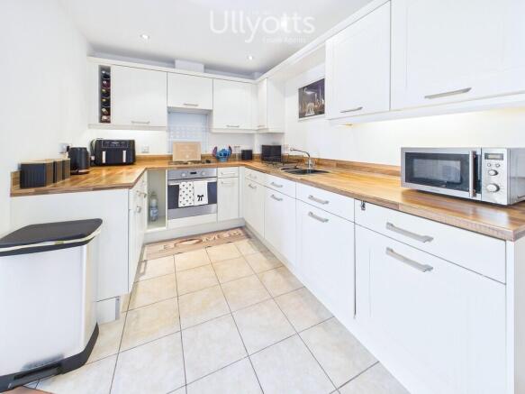 2 bed Flat for sale Image 4