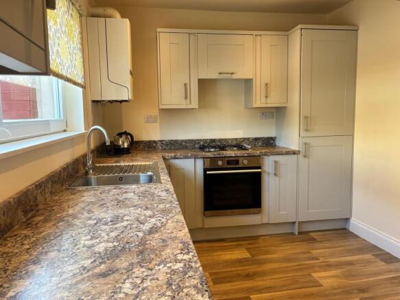 3 bed Terraced to rent Image 6