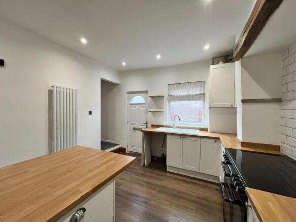 2 bed Terraced to rent Image 5