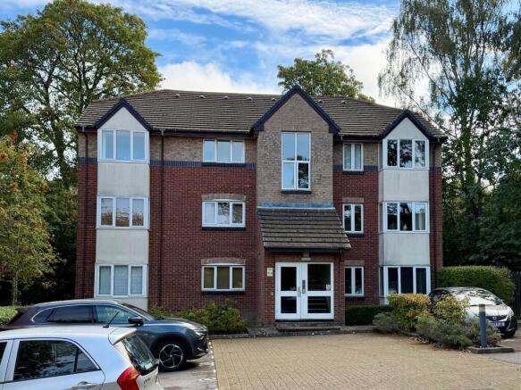1-bed flat on West End, Southampton, £139,950