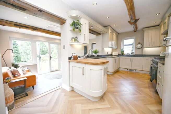 6 bed Detached for sale Image 7