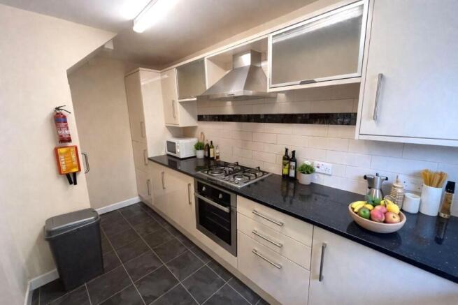 4 bed Terraced to rent Image 4