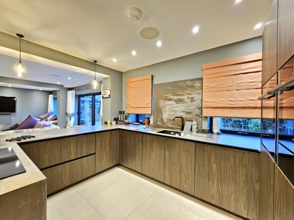 5 bed Detached for sale Image 9