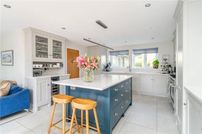 5 bed Detached for sale Image 4