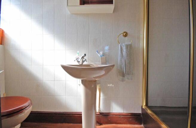 Ensuite to master bedroom.jpg