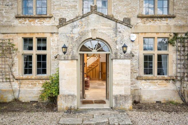 64 - Bagendon Manor - GL7 7DU - L Web.jpg
