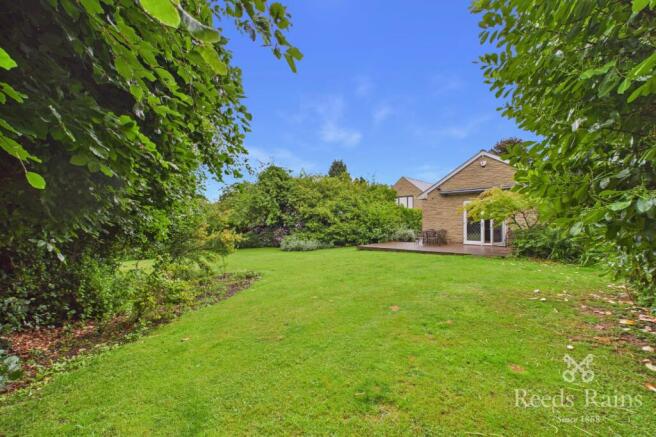 5 bed Bungalow for sale Image 6