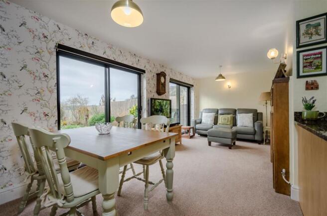 SITTING/DINING ROOM