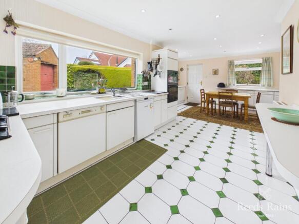 4 bed Bungalow for sale Image 7
