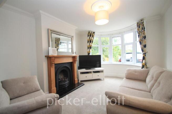 Spacious Through Lounge