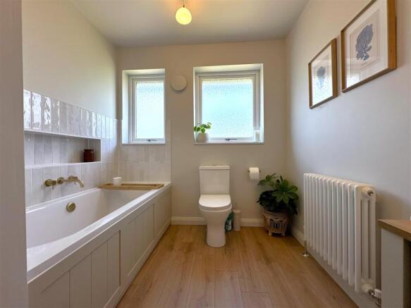 Lovely Three-Piece Bathroom 092