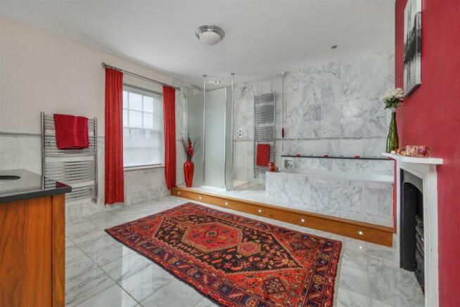 EN-SUITE BATHROOM