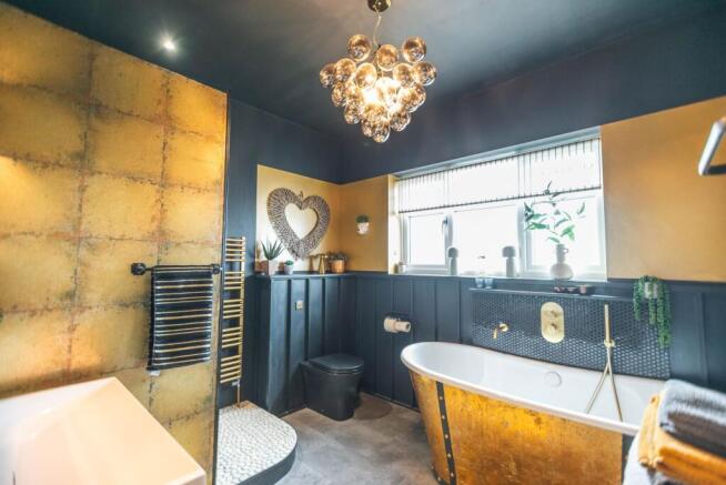 5 bed Detached for sale Image 4