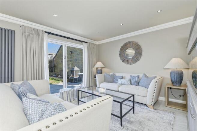 5 bed Detached for sale Image 9