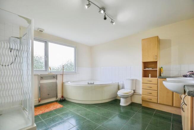 4 bed Detached for sale Image 7