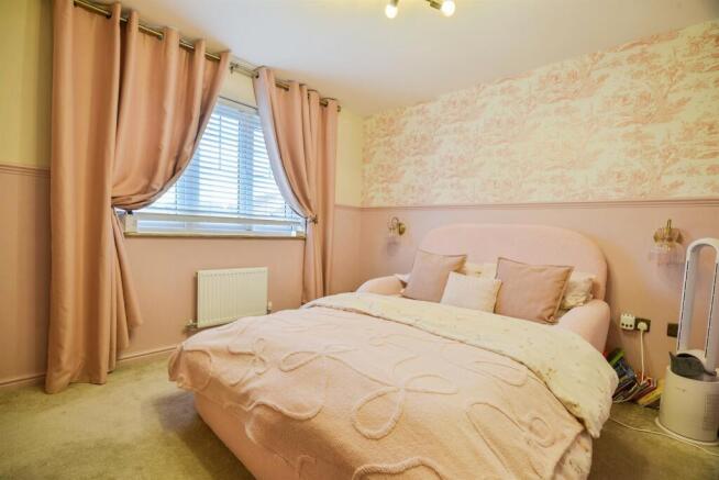 4 bed Detached for sale Image 12