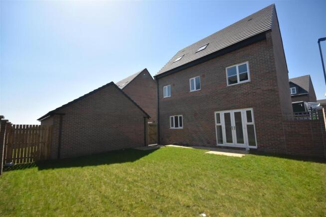 5 bed Detached for sale Image 12