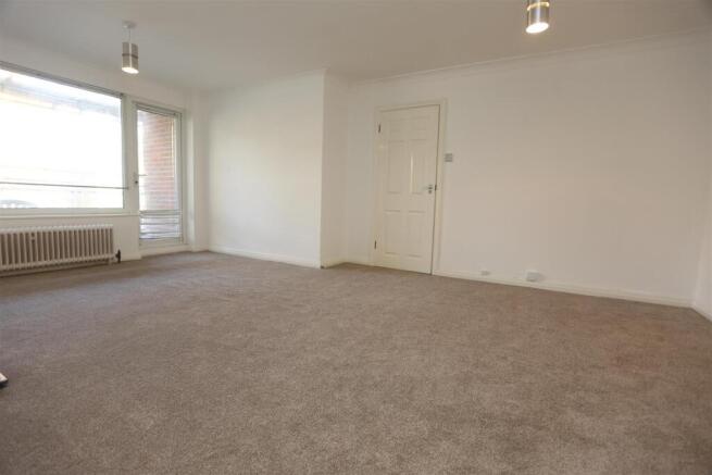 22 Glynde Hse lounge.JPG