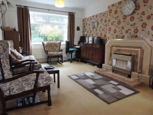Lounge & Dining Area