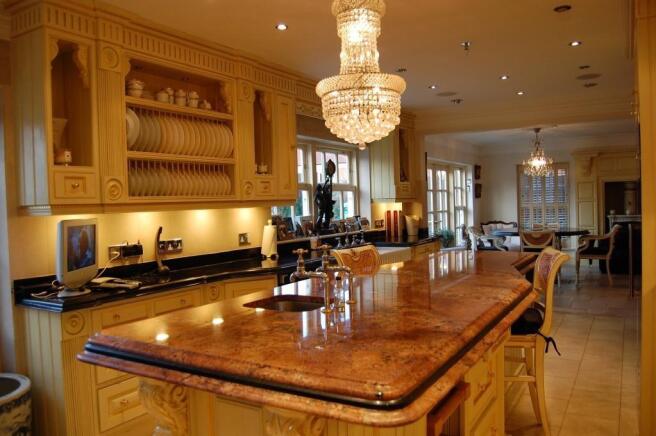 KITCHEN/FAMILY ROOM