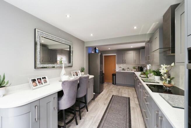 Stylish high spec kitchen/breakfast with quartz worktop