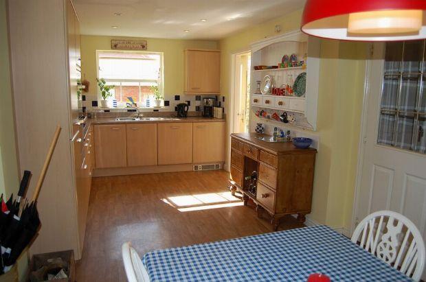 KITCHEN/DINING ROOM