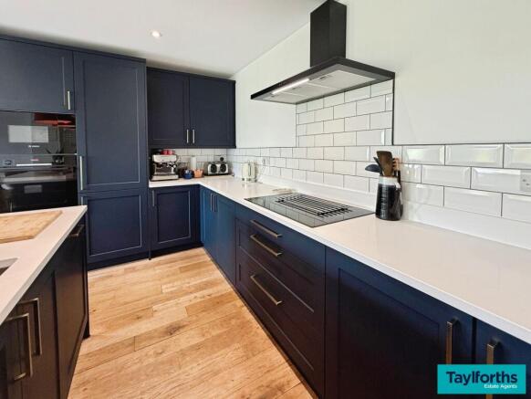 5 bed Detached for sale Image 7