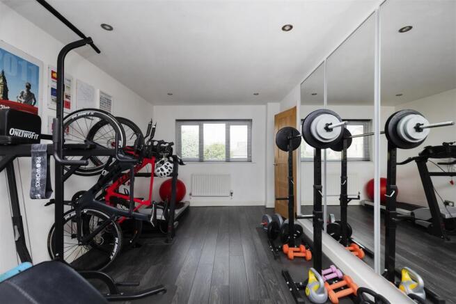 5 bed Detached for sale Image 11