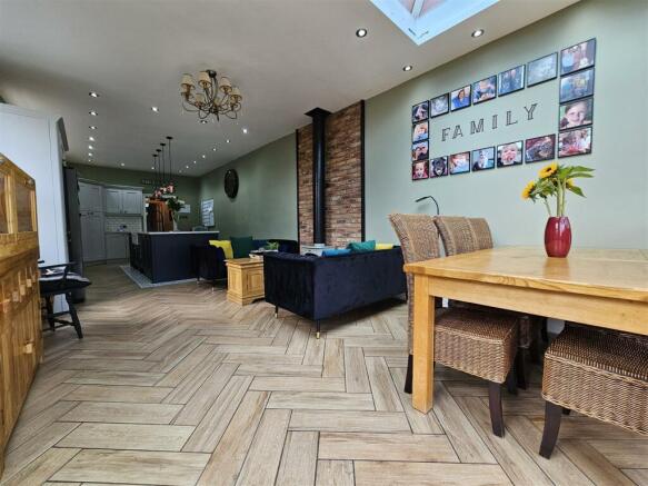 OPEN PLAN LIVING DINING KITCHEN
