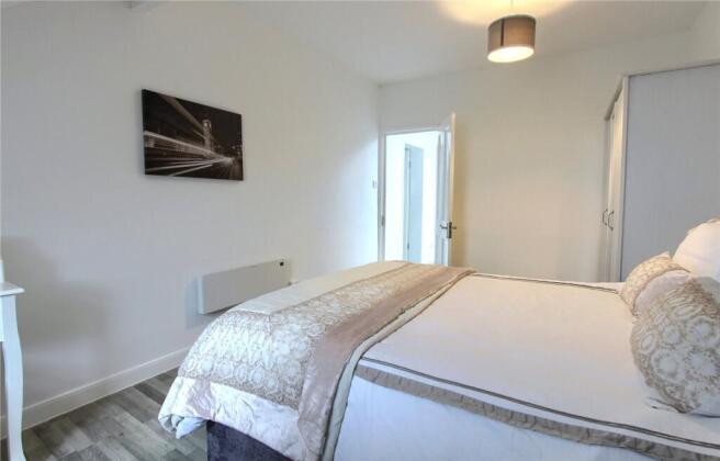 3 bed Flat for sale Image 7
