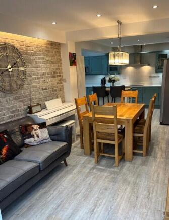 6 bed Detached for sale Image 7