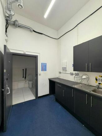 140 Finchley between 2 units.jpg