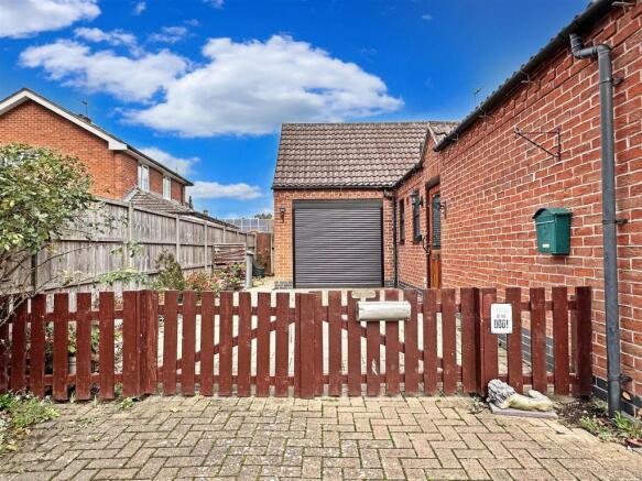 Gated Block Paved Driveway 120