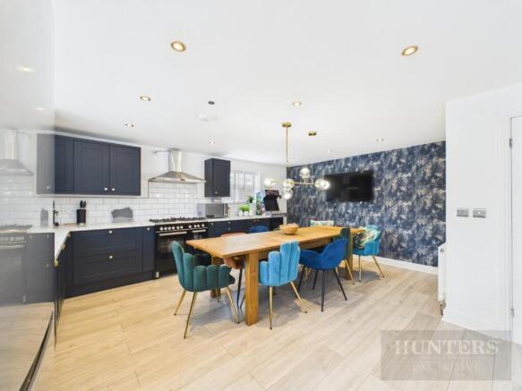 6 bed Detached Bungalow to rent Image 9