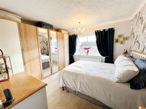 Master Bedroom pic 1.jpg