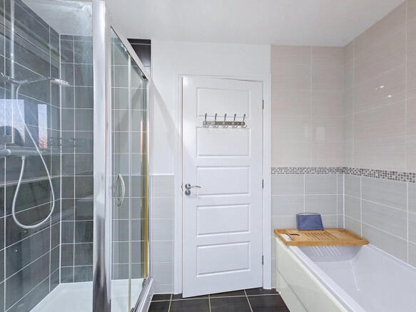 5 bed Detached to rent Image 8