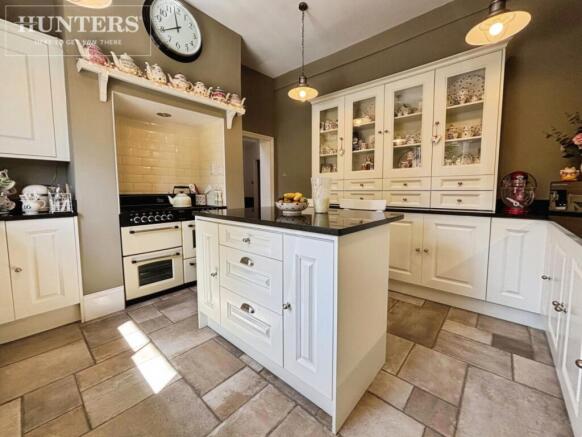 5 bed Detached for sale Image 8