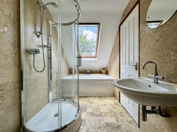 5 bed Detached for sale Image 4