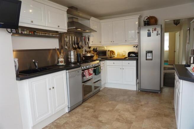 MODERN FITTED KITCHE