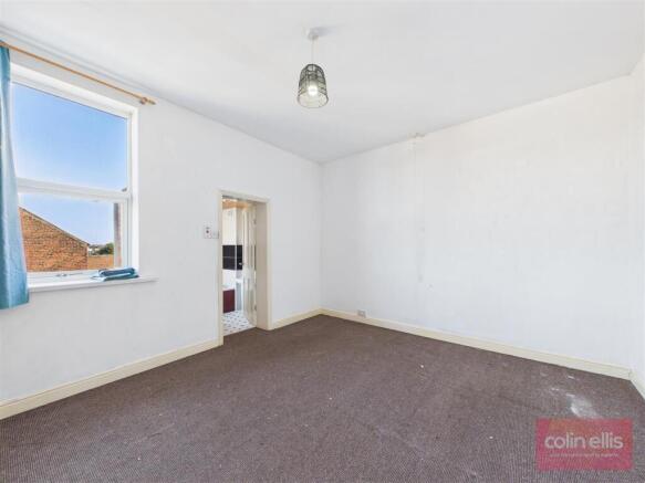 4 bed Semi-Detached for sale Image 6