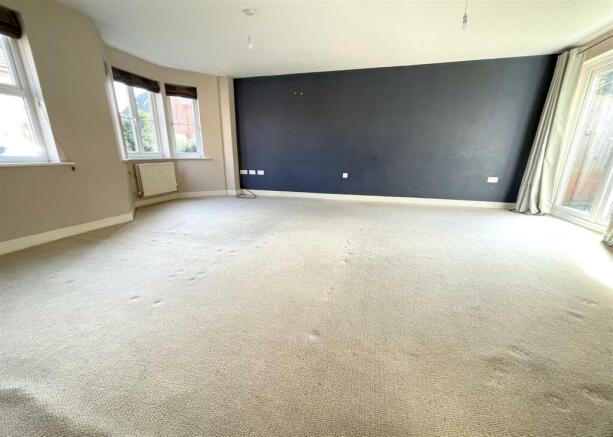 SITTING/DINING ROOM