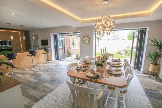 STUNNING CONTEMPORARY LIVING/ DINING/ KITCHEN
