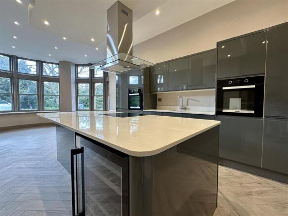 2 bed Apartment to rent Image 5