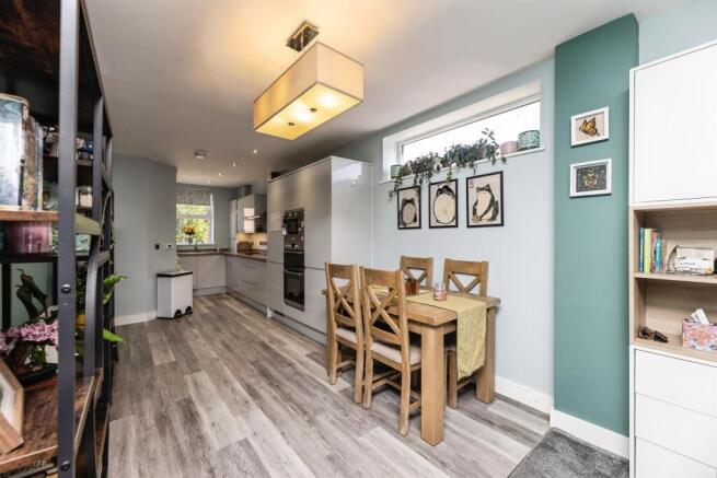 4 bed Town House for sale Image 6