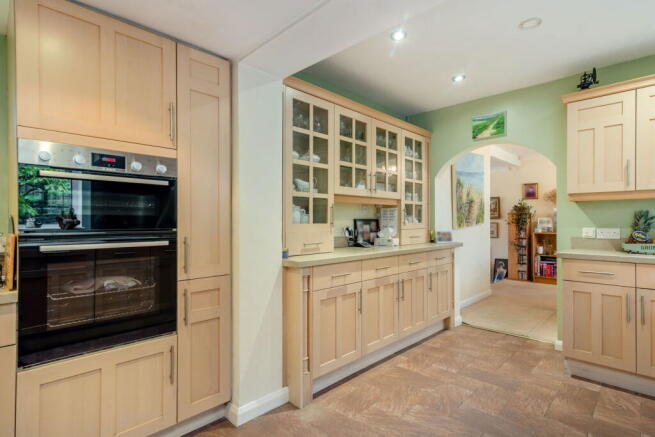 5 bed Detached for sale Image 8