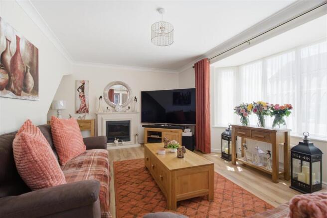4 bed Detached for sale Image 5