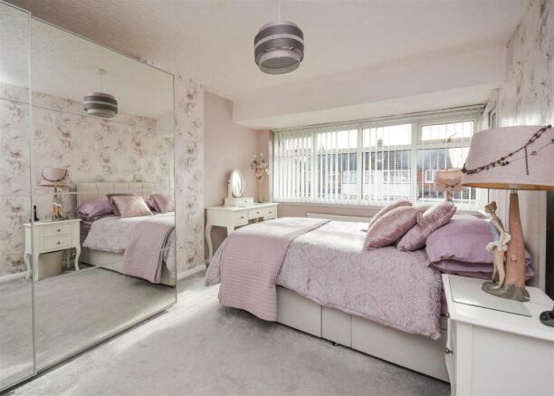 12 Oakfield Road - Bedroom 1.jpg