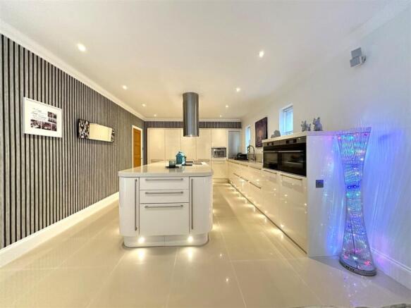 4 bed House for sale Image 5